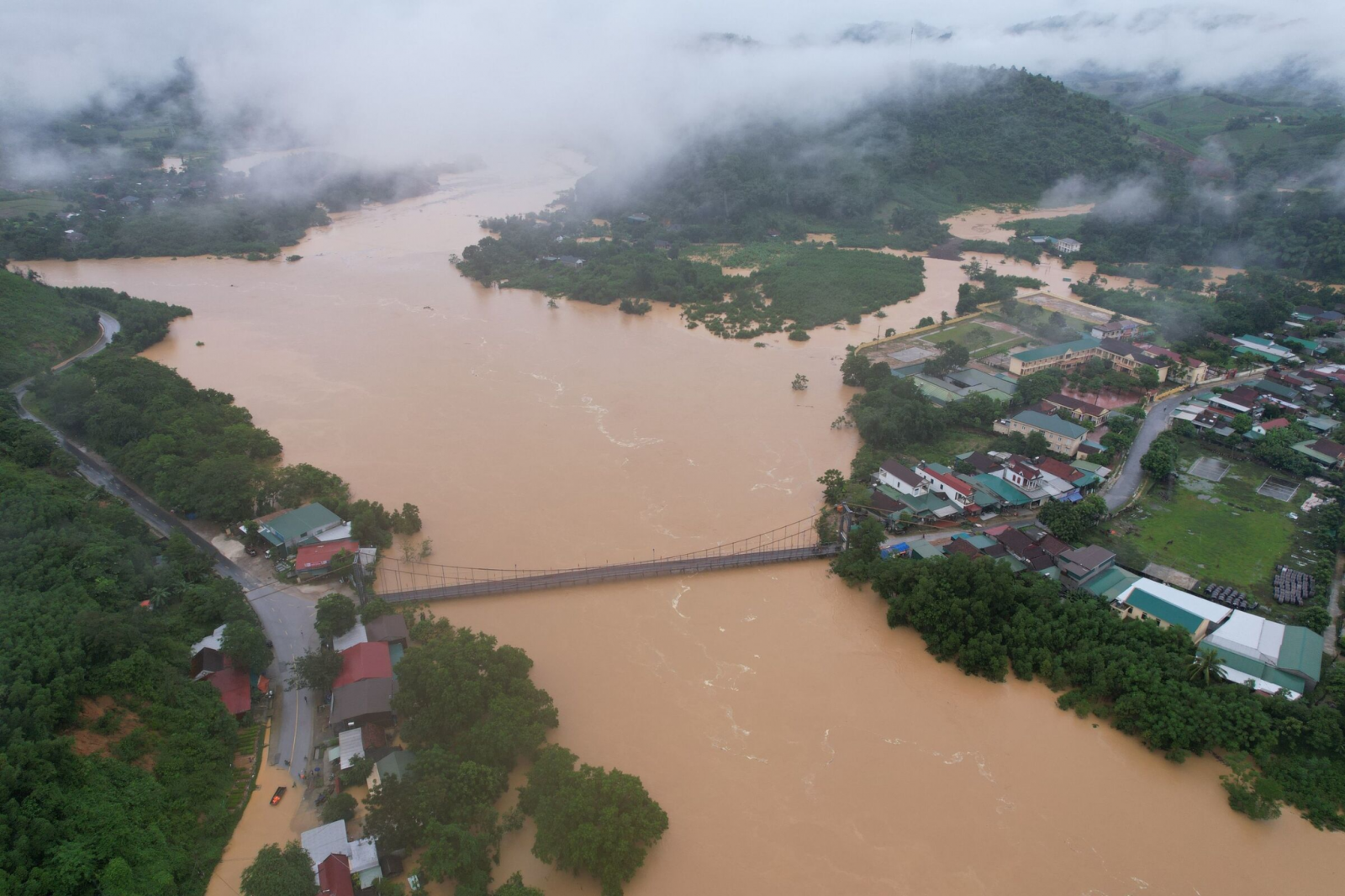  Mưa lớn khiến nước từ các sông suối dâng cao, tràn vào một số khu dân cư thị trấn Tân Lạc, huyện Quỳ Châu và thị trấn Dùng, huyện Thanh Chương (Nghệ An)