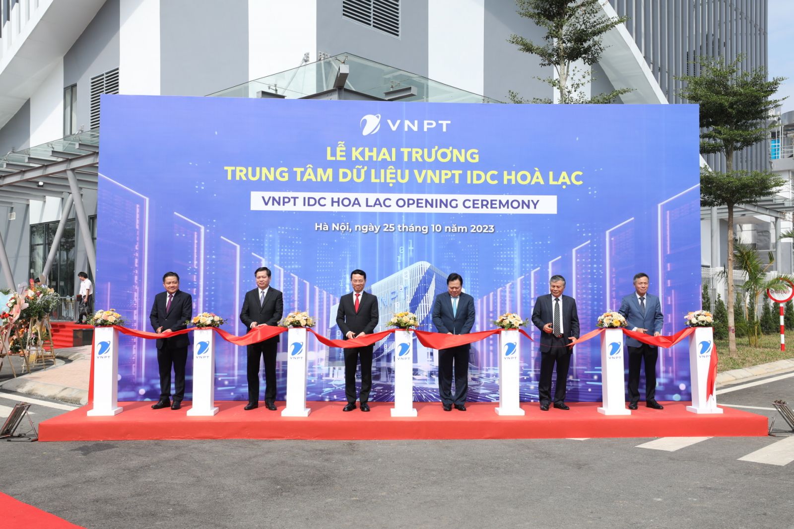 Các đại biểu thực hiện nghi thức khai trương VNPT IDC Hòa Lạc.
