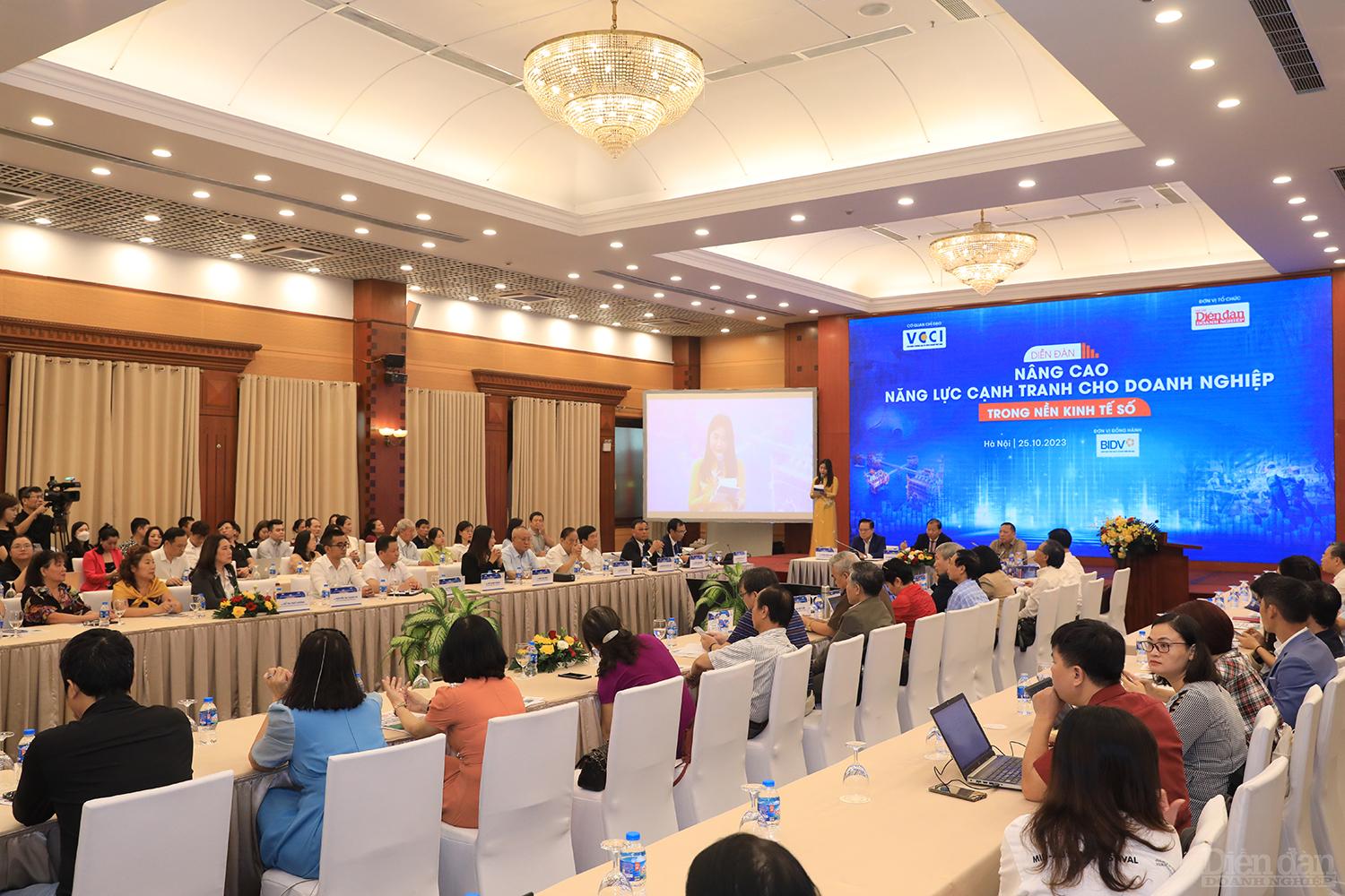 Toàn cảnh Diễn đàn Nâng cao năng lực cạnh tranh của doanh nghiệp trong nền kinh tế số do Tạp chí Diễn đàn Doanh nghiệp tổ chức sáng 25/10/2023 tại Hà Nội.