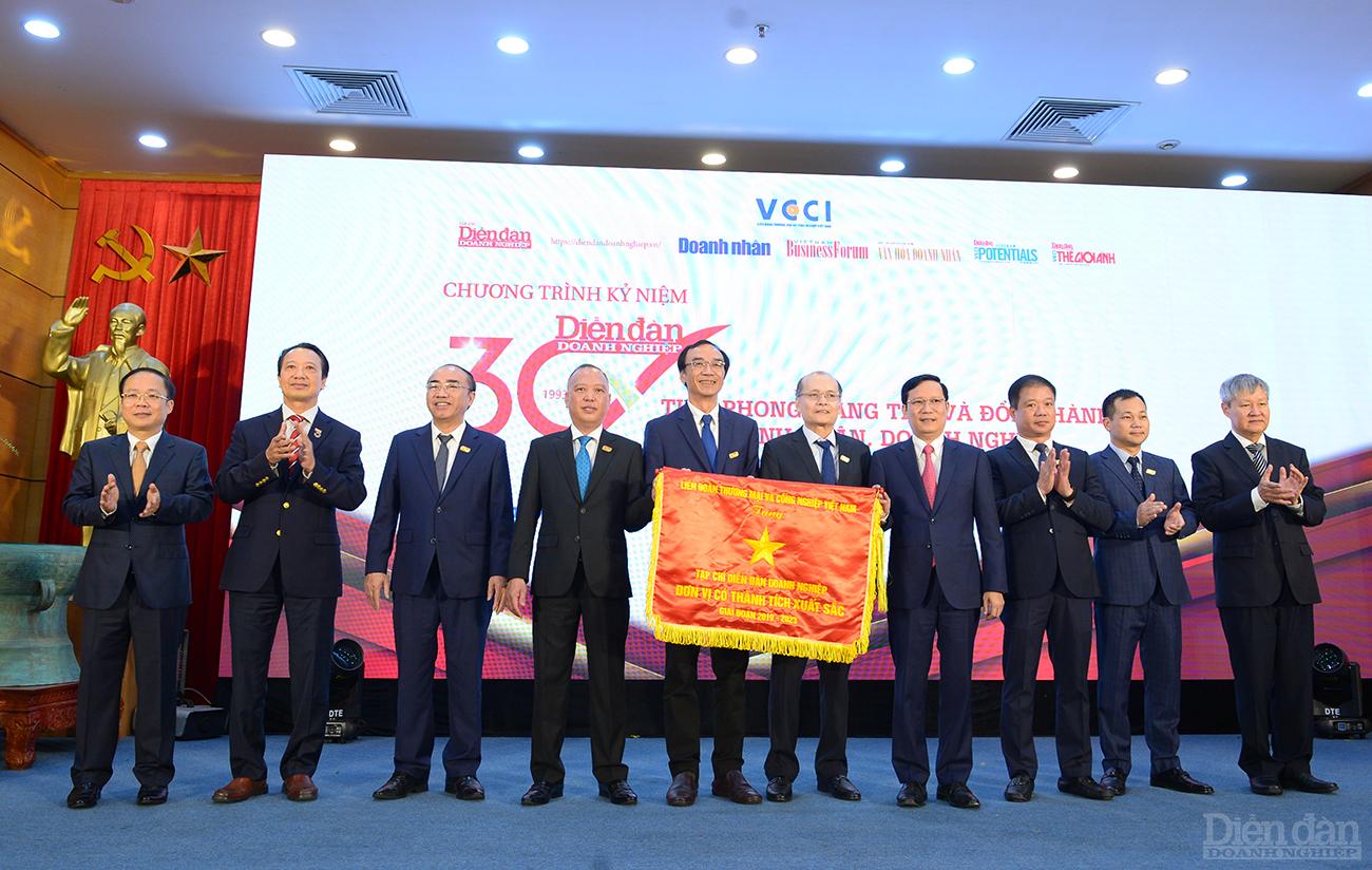 Ông Phạm Tấn Công - Chủ tịch Liên đoàn Thương mại và Công nghiệp Việt Nam (VCCI) trao Cờ thi đua của VCCI cho Tạp chí Diễn đàn Doanh nghiệp