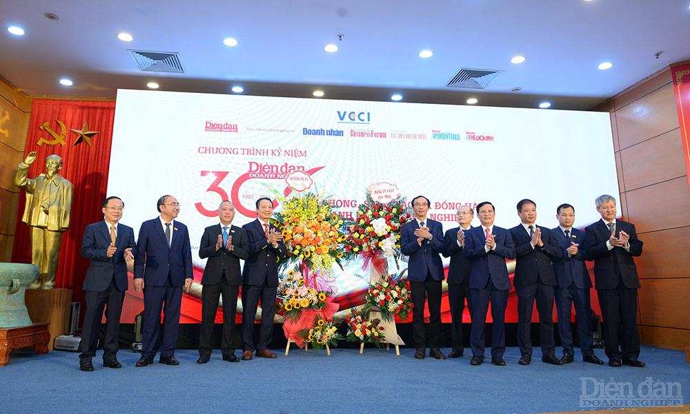 Ban lãnh đạo VCCI tặng hoa và quà chúc mừng Tạp chí Diễn đàn Doanh nghiệp