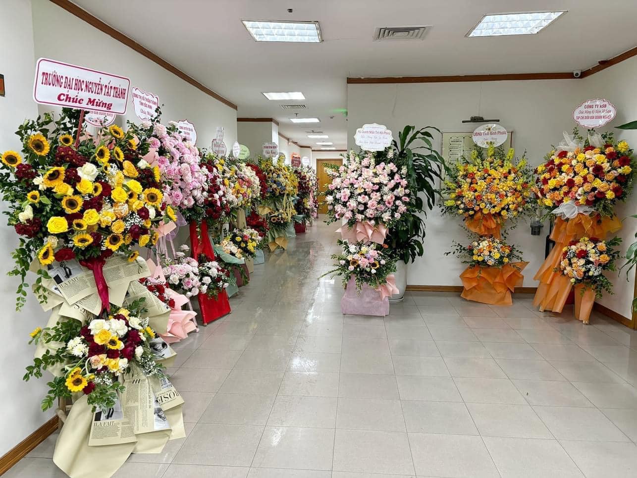 Những lãng hoa được gửi tới chúc mừng 30 năm ngày thành lập Tạp chí Diễn đàn Doanh nghiệp.