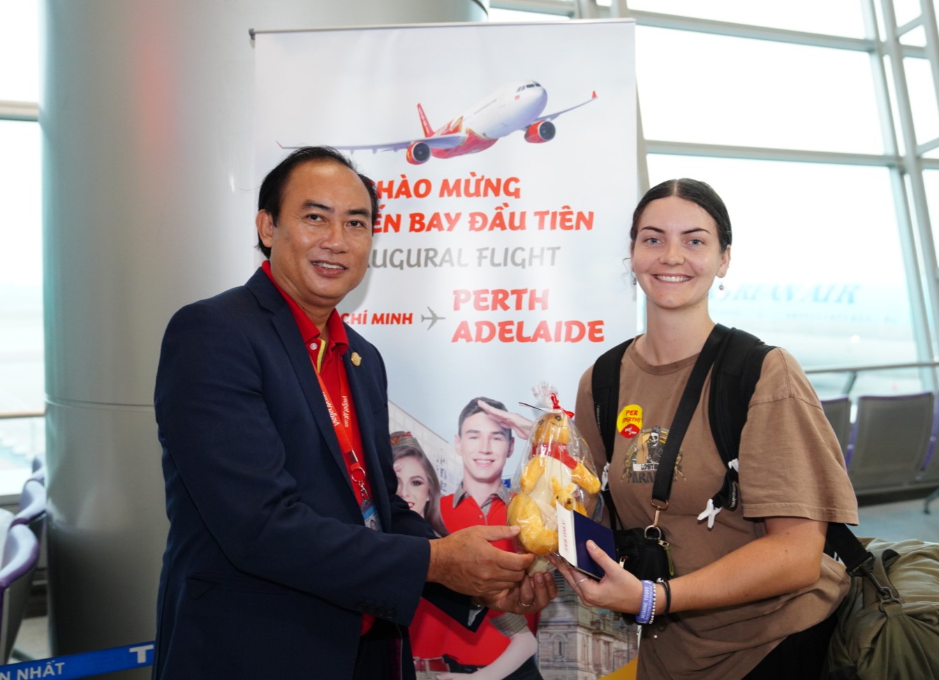 A2.2 Phó Tổng Giám đốc Vietjet Tô Việt Thắng tặng quà lưu niệm cho hành khách trên chuyến bay khai trương