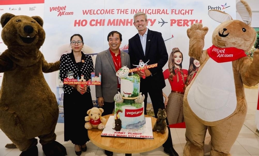 A4.1, A4.3. Phó Tổng Giám đốc Nguyễn Đức Thịnh cùng lãnh đạo sân bay Perth đón chuyến bay khai trương