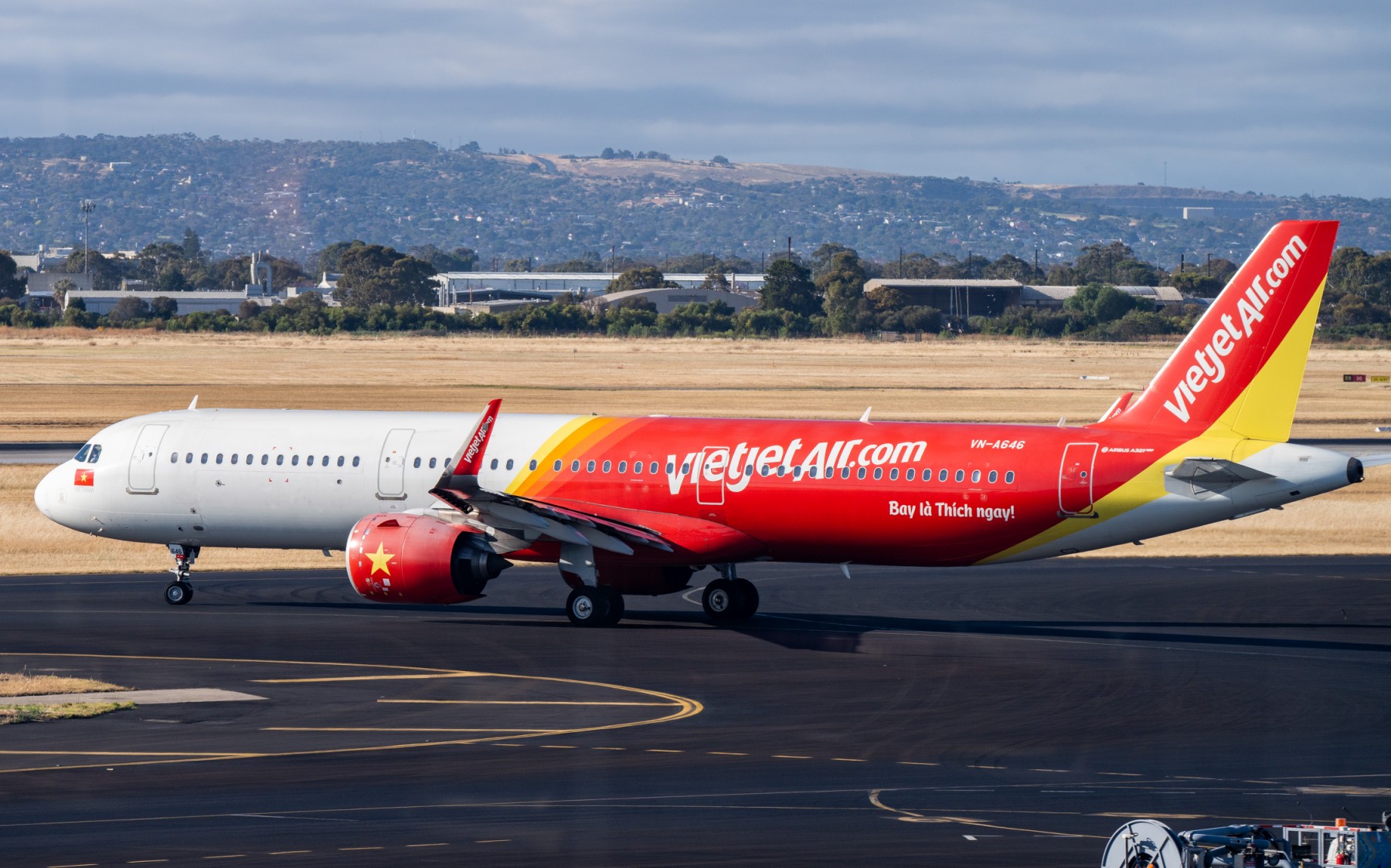 A7. Tàu bay Vietjet tại sân bay Adelaide (Australia)<p/>A8. Tàu bay Vietjet được chào đón với nghi thức vòi rồng