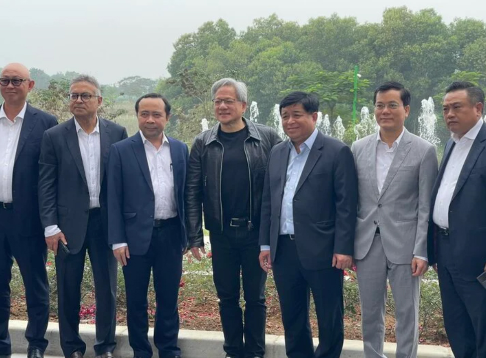 Ông Jensen Huang vàp/Bộ trưởng Bộ Kế hoạch và Đầu tư Nguyễn Chí Dũng thăm và làm việc tại Trung tâm đổi mới sáng tạo quốc gia (NIC).