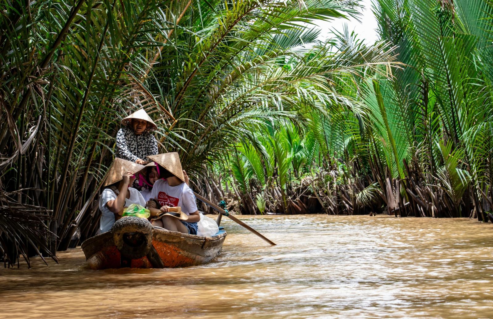 Du khách khám phá Đồng bằng sông Cửu Long bằng thuyền (Hình: Pexels).
