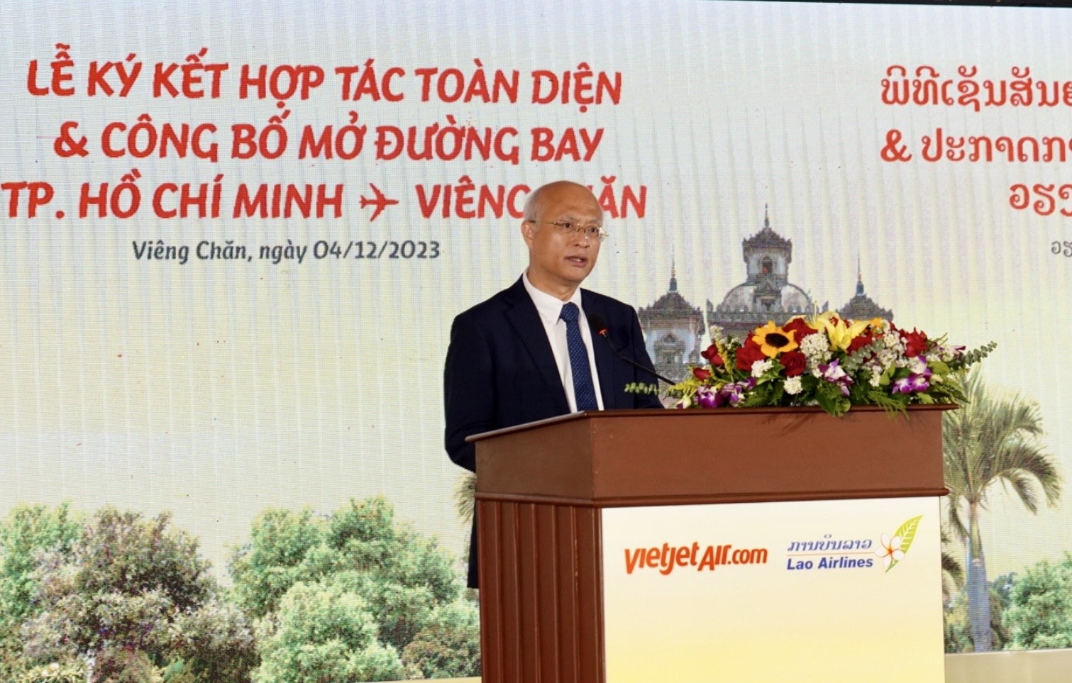 Ông Ngampasong Muongmany - Bộ trưởng Bộ Công chính và Vận tải CHDCND Lào phát biểu chúc mừng ký kết hợp tác Vietjet - Lao Airlines và đường bay mới của Vietjet
