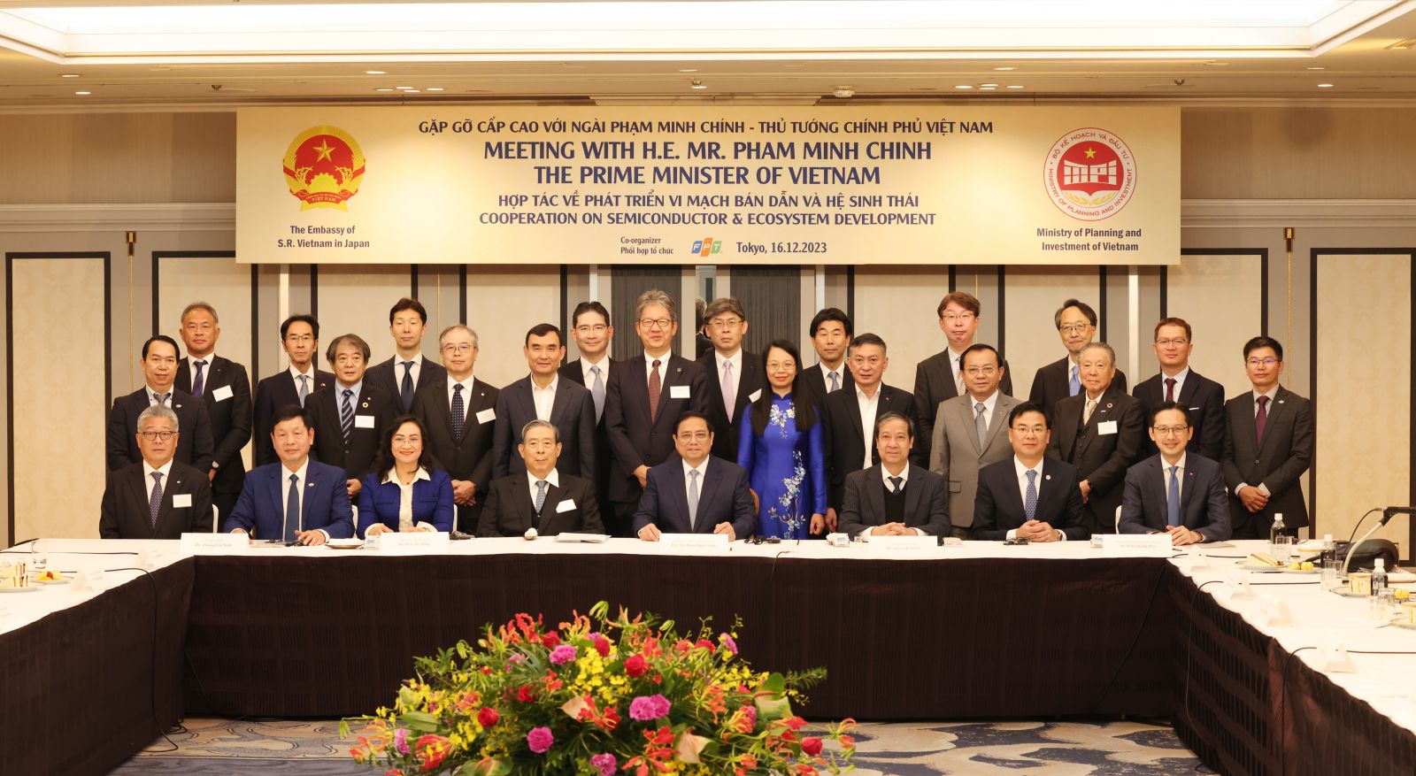 Thủ tướng Phạm Minh Chính trong buổi ăn sáng và làm việc với đại diện 10 tập đoàn hàng đầu về vi mạch và chíp bán dẫn của Nhật Bản.jpg