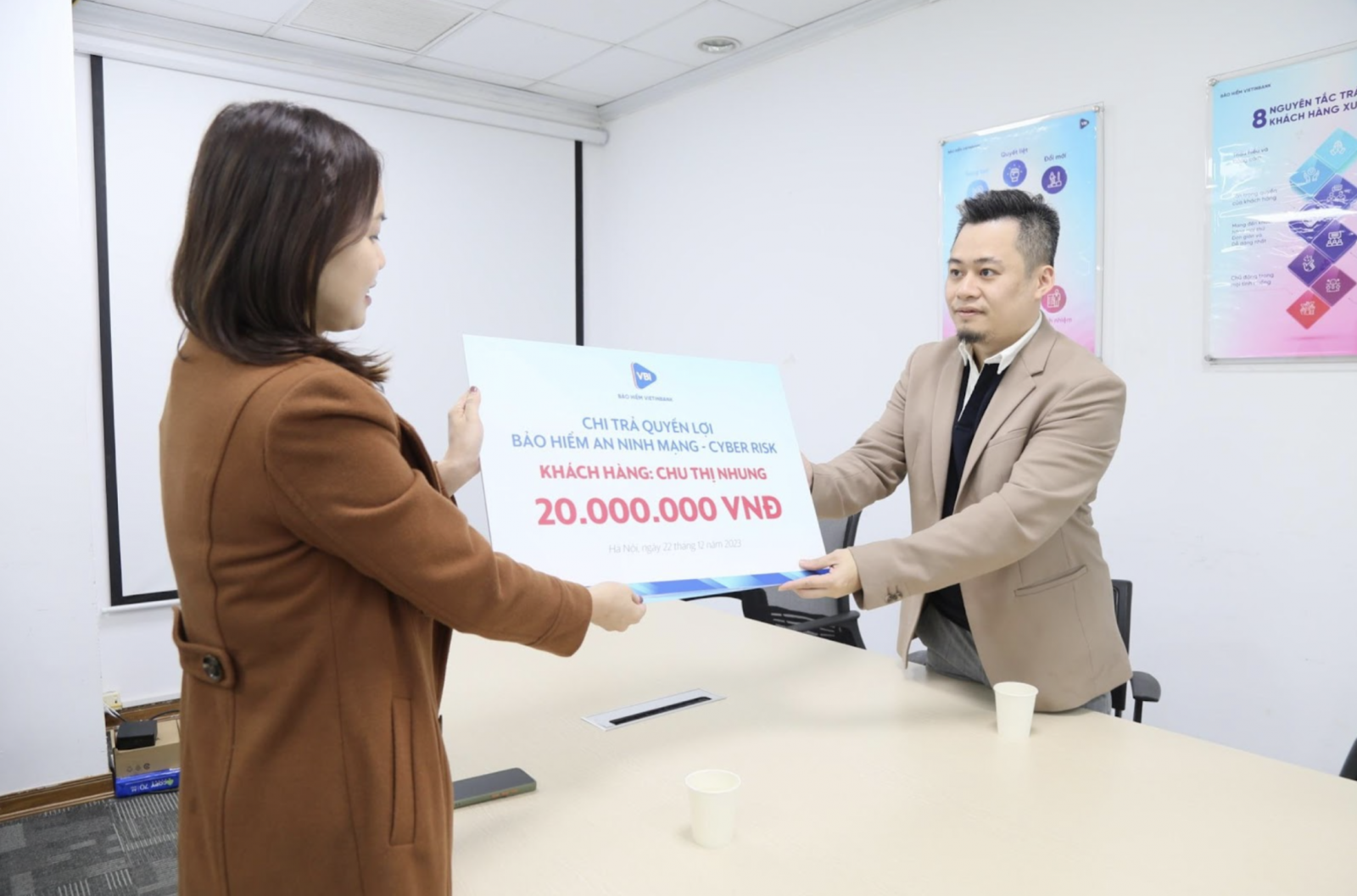Đại diện Bảo hiểm VietinBank - VBI trao quyền lợi Bảo hiểm An ninh mạng - Cyber Risk cho khách hàng Chu Thị Nhung 