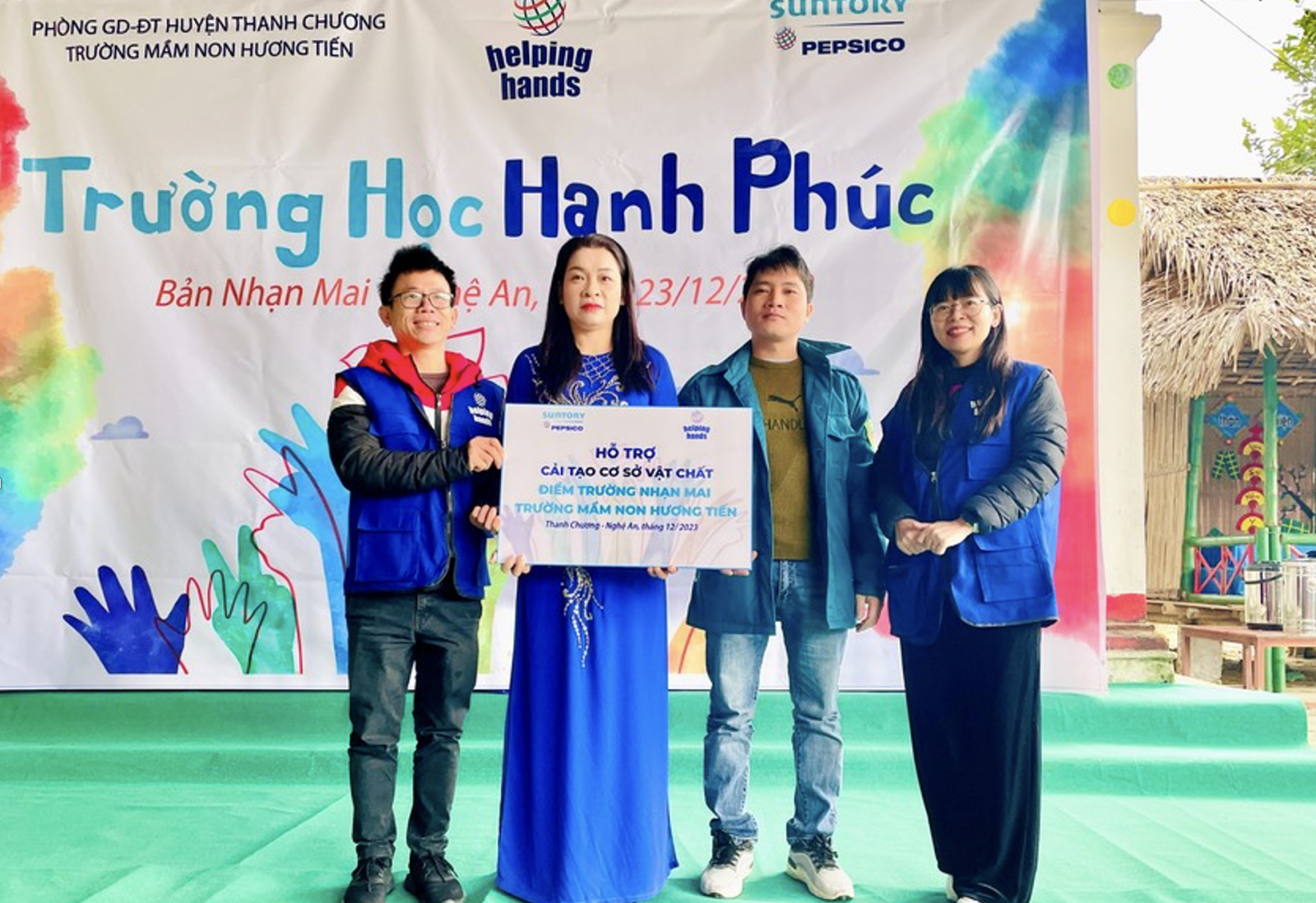 Đại diện Công ty Suntory Pepsico Việt Nam trao quà cho Trường Mầm non Hương Tiến. Ảnh: Thiên Ý