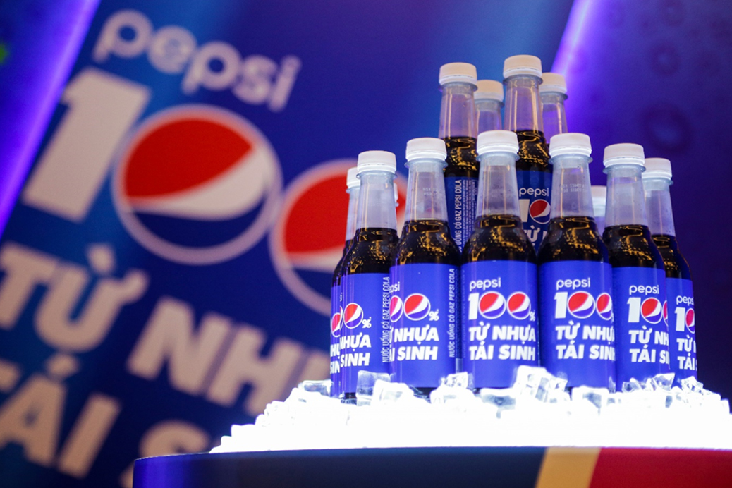 Chai Pepsi 330ml làm 100% từ nhựa tái sinh rPET. Ảnh: Suntory PepsiCo Việt Nam