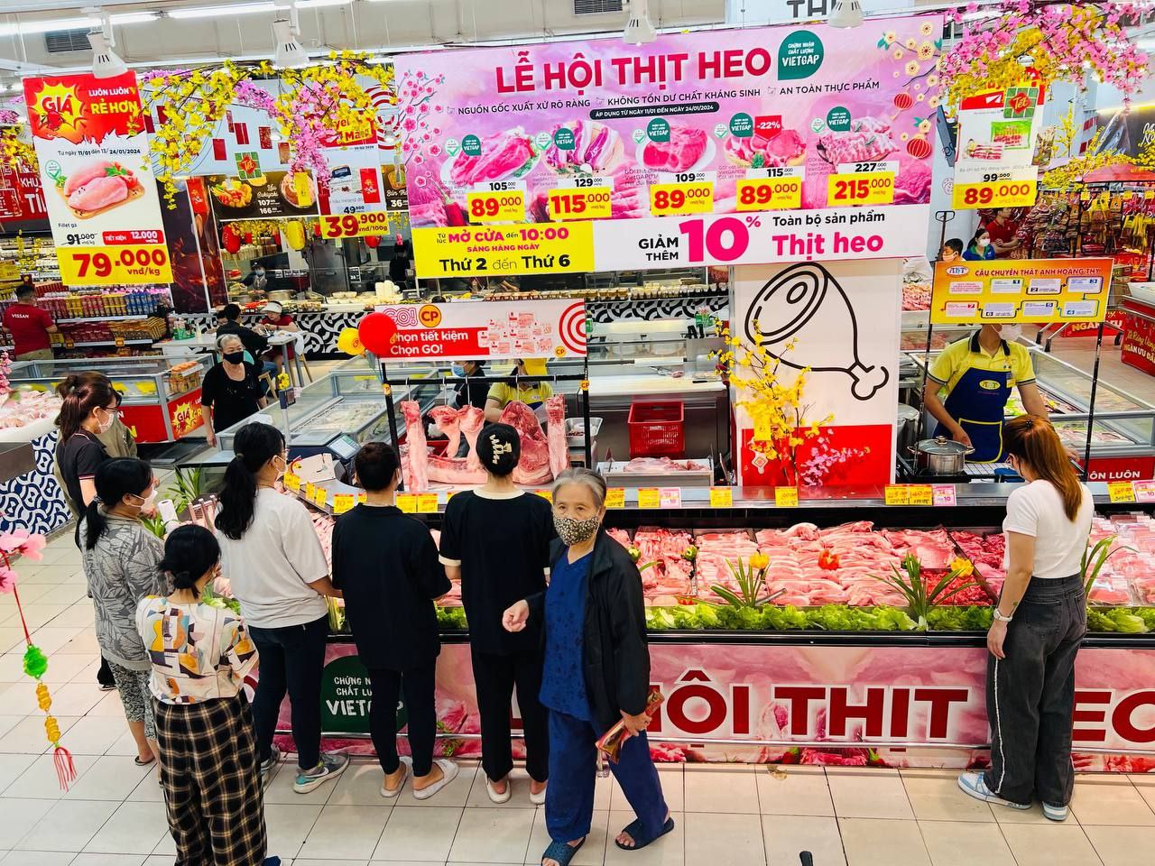 1 Người tiêu dùng hào hứng mua thịt heo tại chương trình Lễ hội thịt heo.