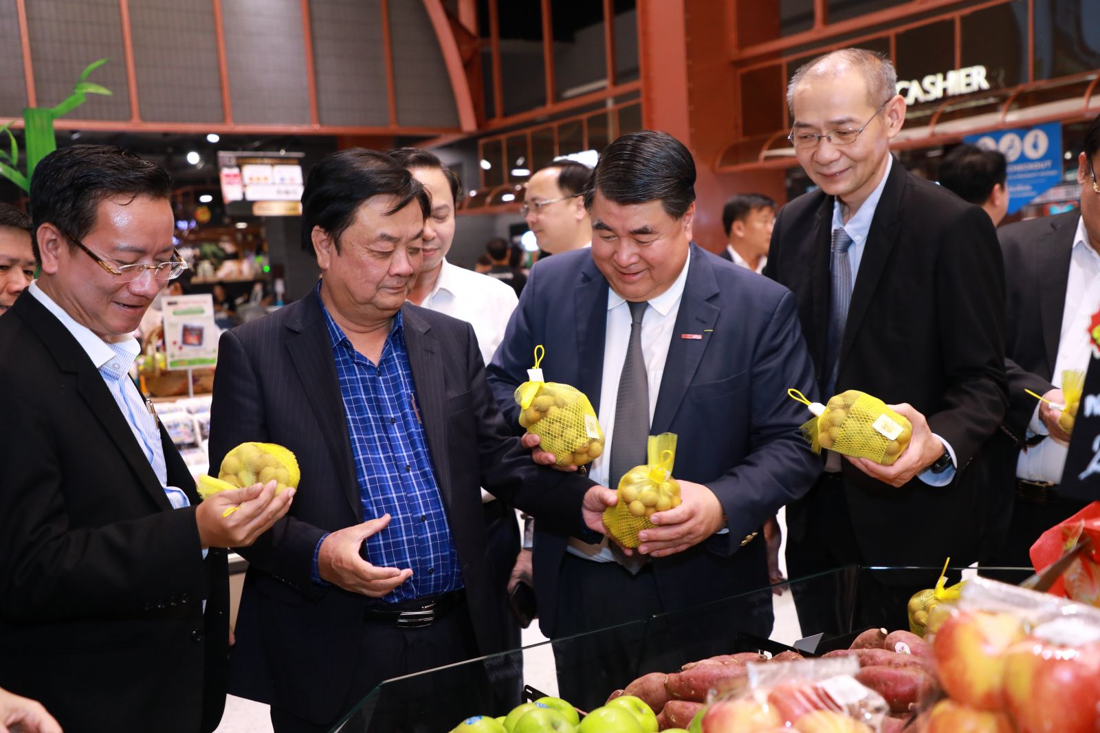 2 Bộ trưởng Lê Minh Hoan và đoàn công tác phấn khởi khi thấy trái nhãn Việt Nam được kinh doanh tại Thái Lan