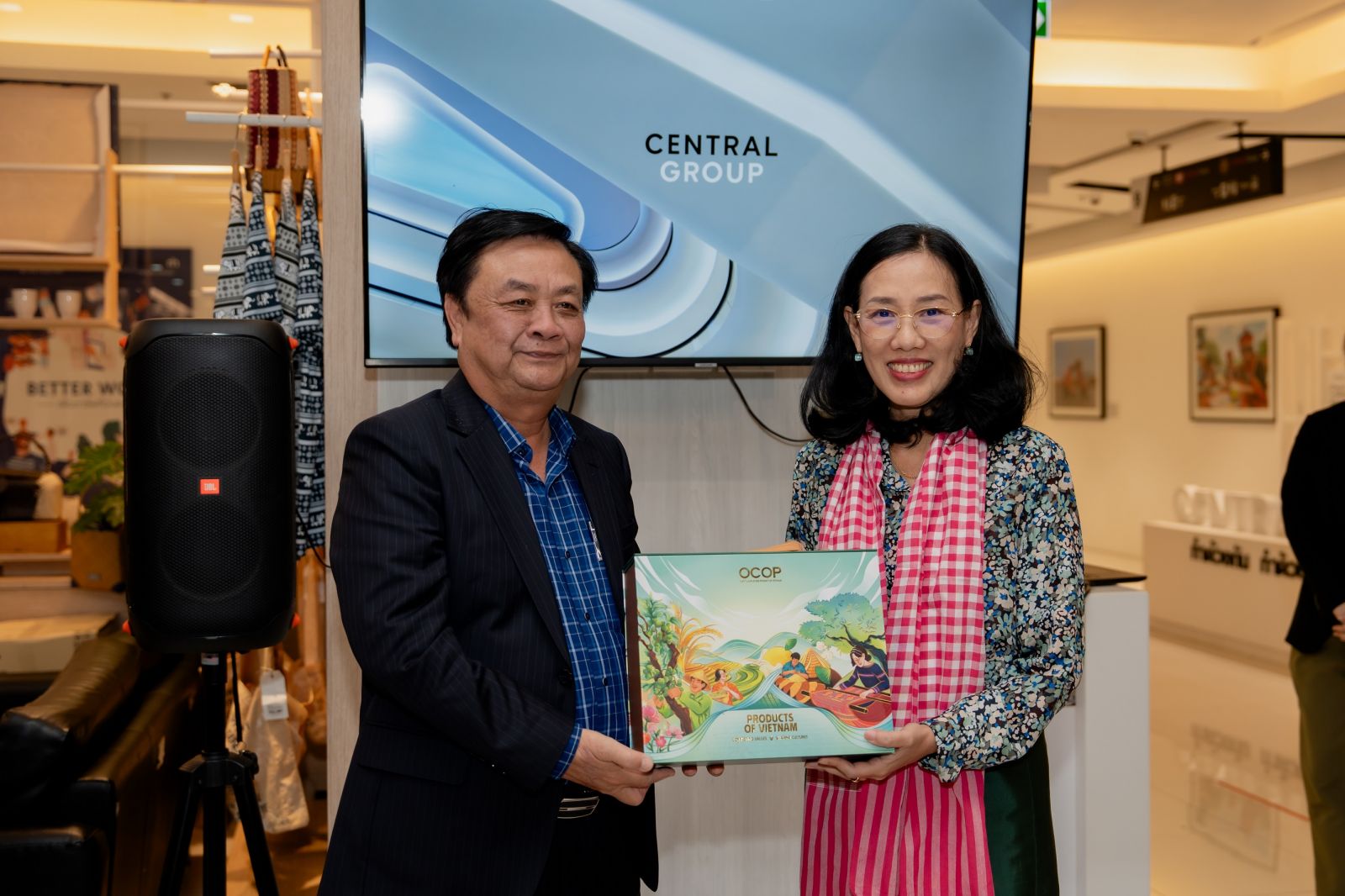 3 Bộ trưởng Lê Minh Hoan tặng sản phẩm OCOP cho bà Jariya Chirathivat, Phó Chủ tịch Điều hành Phát triển Kinh doanh, Tập đoàn Central Group và Đại diện pháp lý của Central Retail