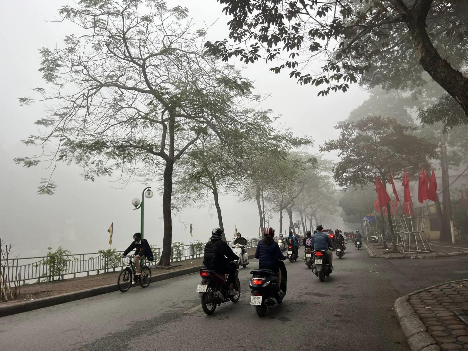 Sương mù và bụi mịn dày bao phủ nhiều khu vực tại Hà Nội. Ảnh: Lam Song