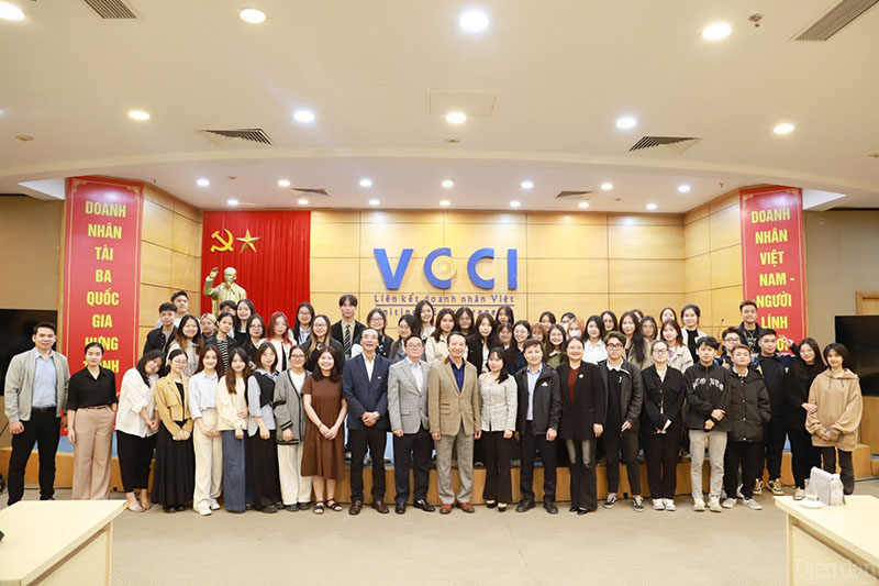 Phó Chủ tịch VCCI Nguyễn Quang Vinh chụp ảnh cùng đoàn nghiên cứu