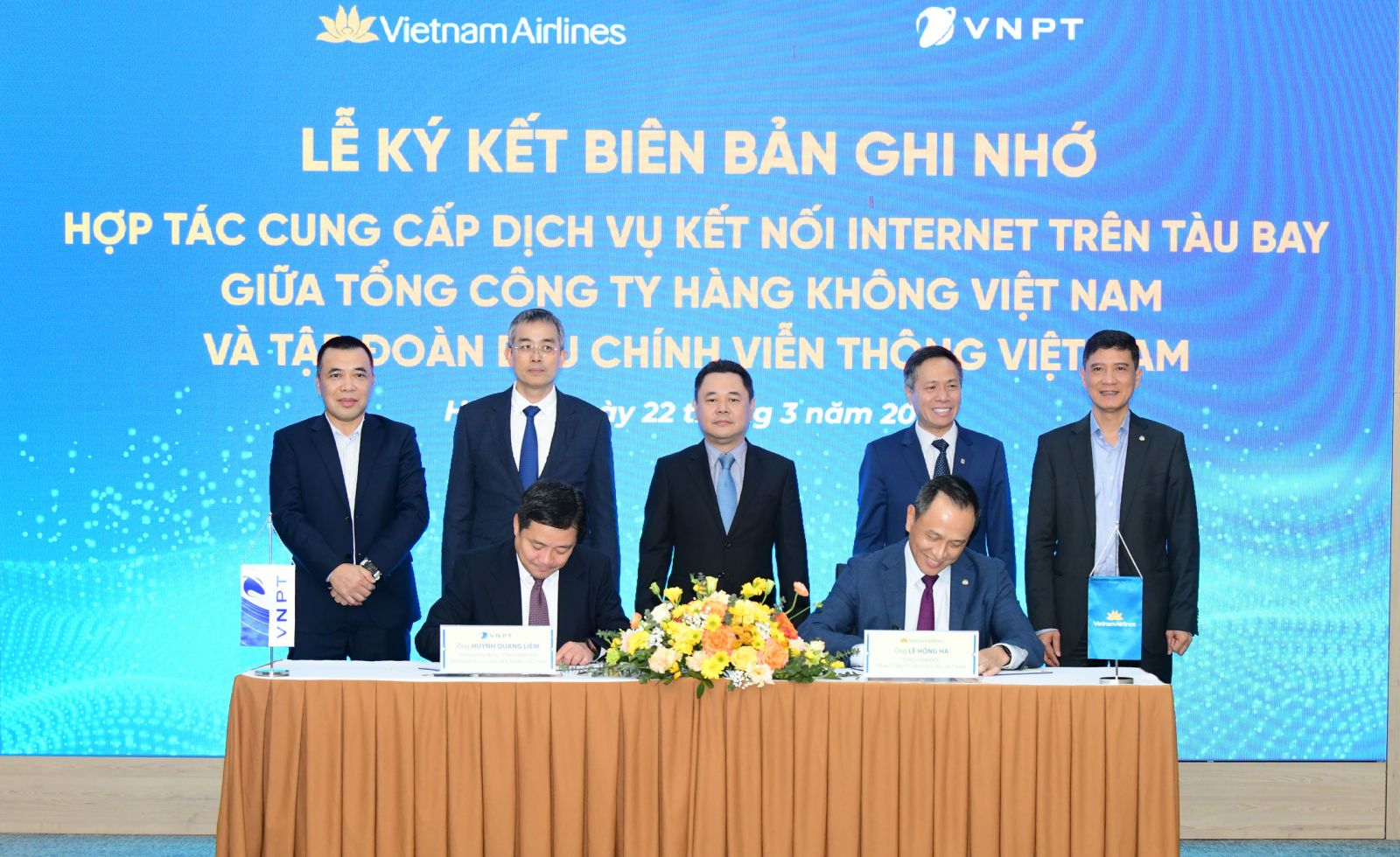Le ky ket Bien ban ghi nho hop tac cung cap dich vu ket noi Internet trên tàu bay giữa Vietnam Airline và VNPT.