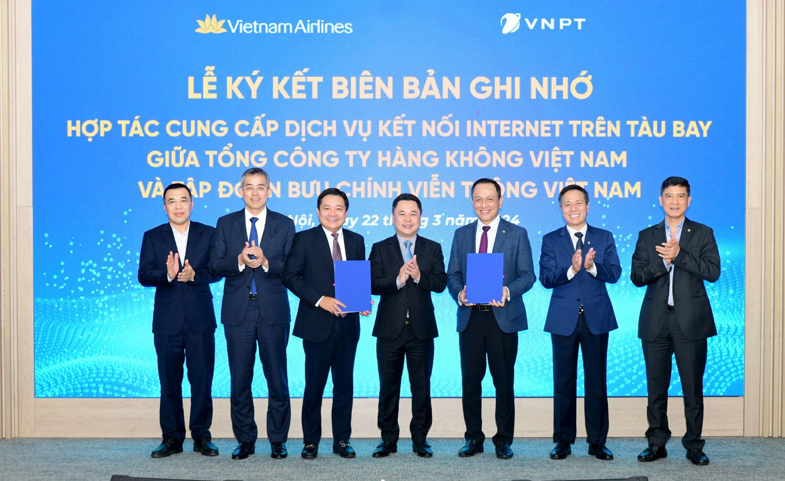 VNPT và Vietnam Airlines hợp tác cung cấp dịch vụ Internet trên tàu bay.JPG