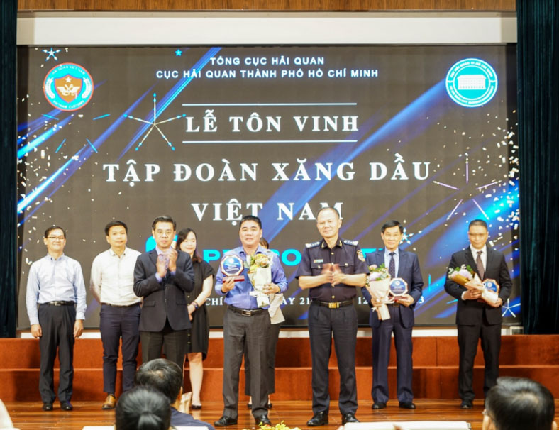 Đại diện Petrolimex nhận Kỷ niệm chương của Cục Hải quan Tp. Hồ Chí Minh