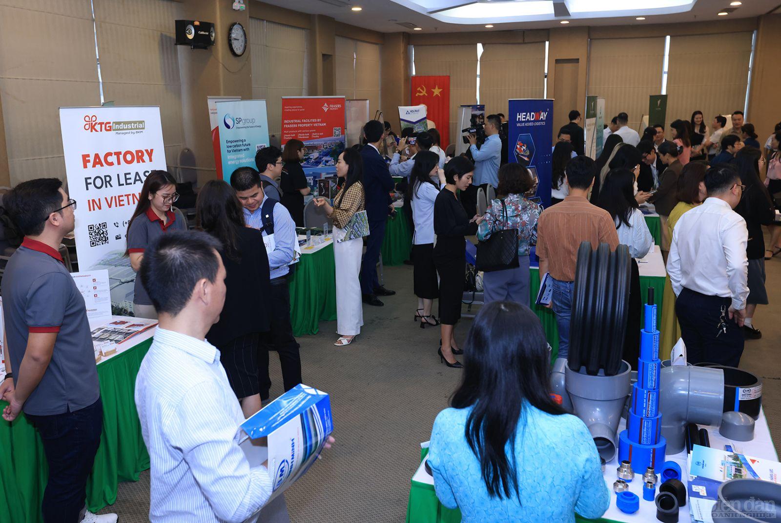 Một số gian hàng tại Diễn đàn Phát triển bền vững khu công nghiệp Việt Nam do Tạp chí Diễn đàn Doanh nghiệp tổ chức sáng 28/03/2024.