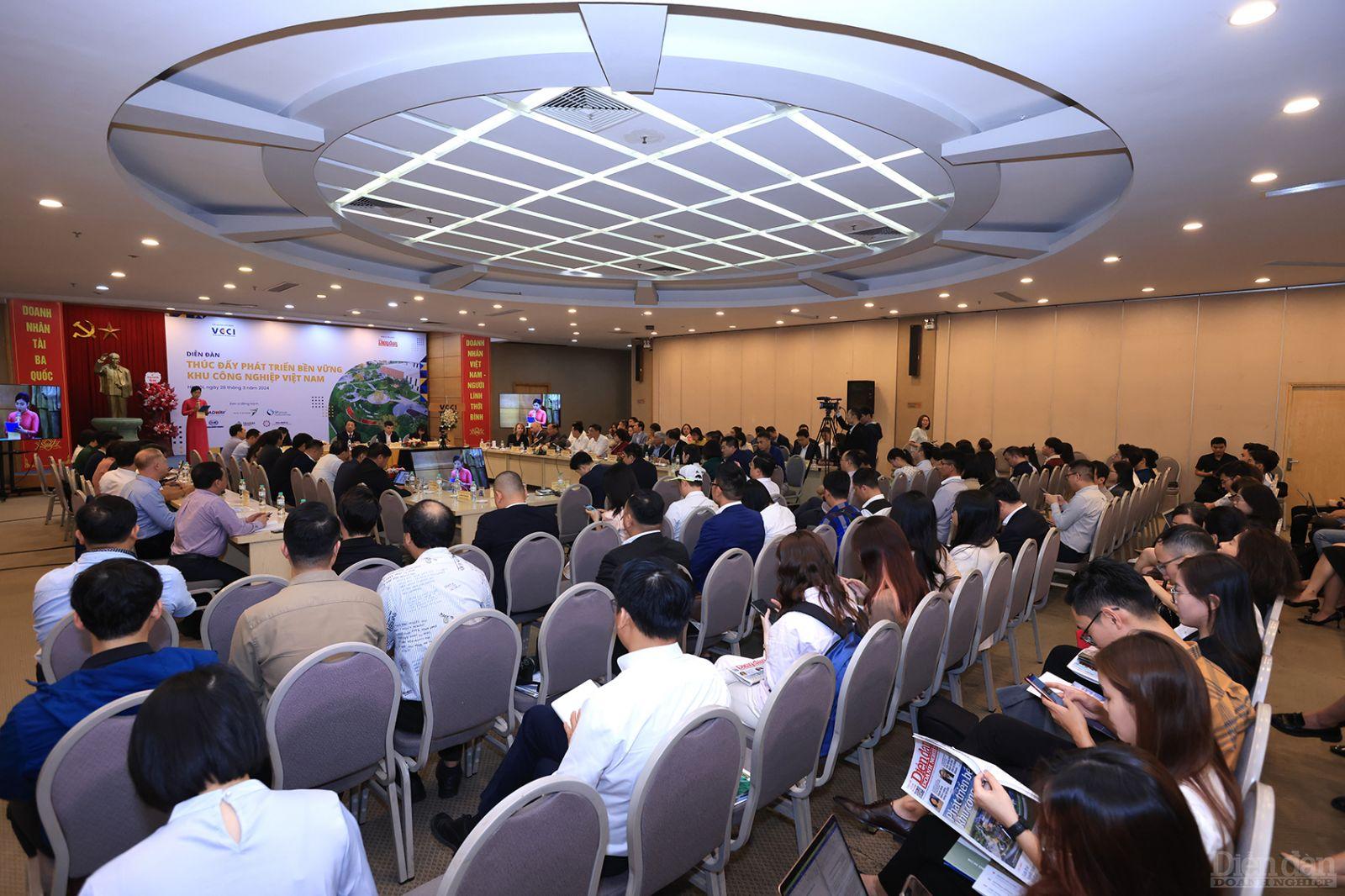 Toàn cảnh Diễn đàn Thúc đẩy phát triển bền vững khu công nghiệp Việt Nam do Tạp chí Diễn đàn Doanh nghiệp tổ chức sáng 28/03/2024.