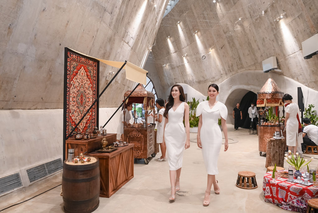 Hoa hậu Tiểu Vy và Hoa hậu Đỗ Thị Hà khám phá Bảo tàng Thế giới Cà phê.