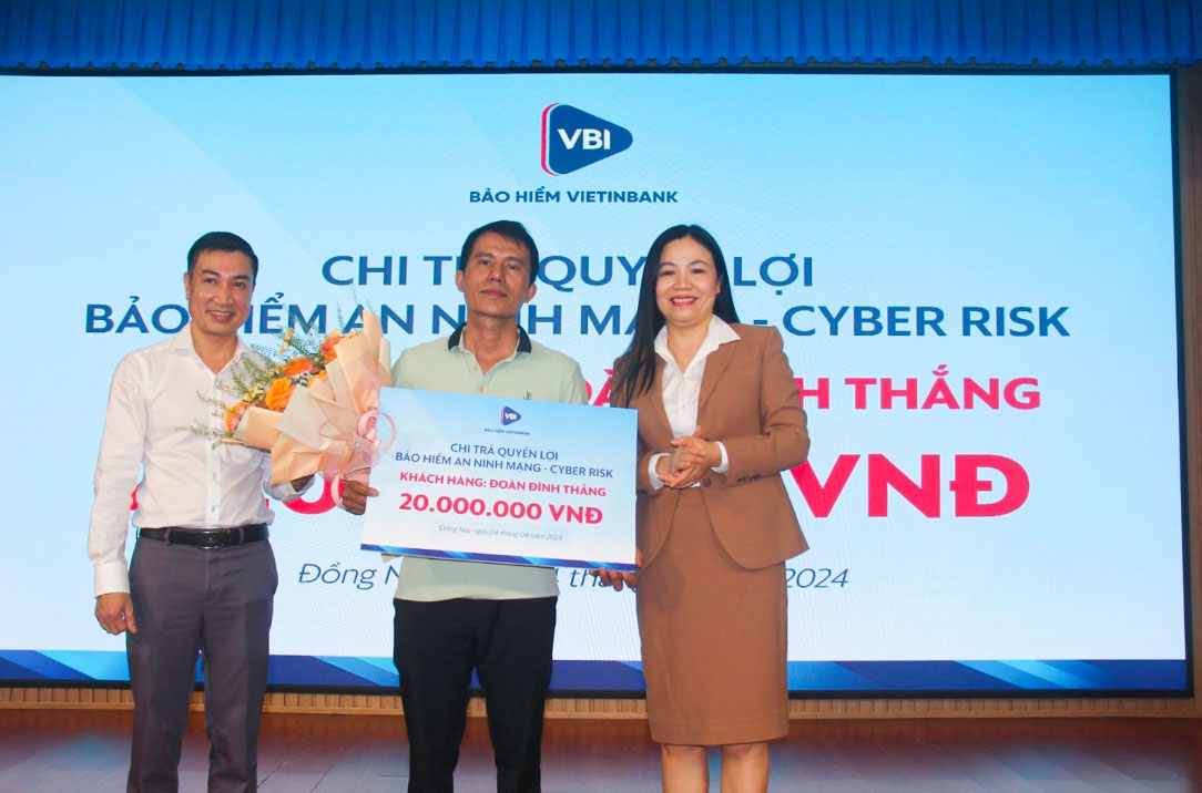 Đại diện VBI trao quyền lợi Bảo hiểm An ninh mạng - Cyber Risk cho khách hàng Đoàn Đình Thắng