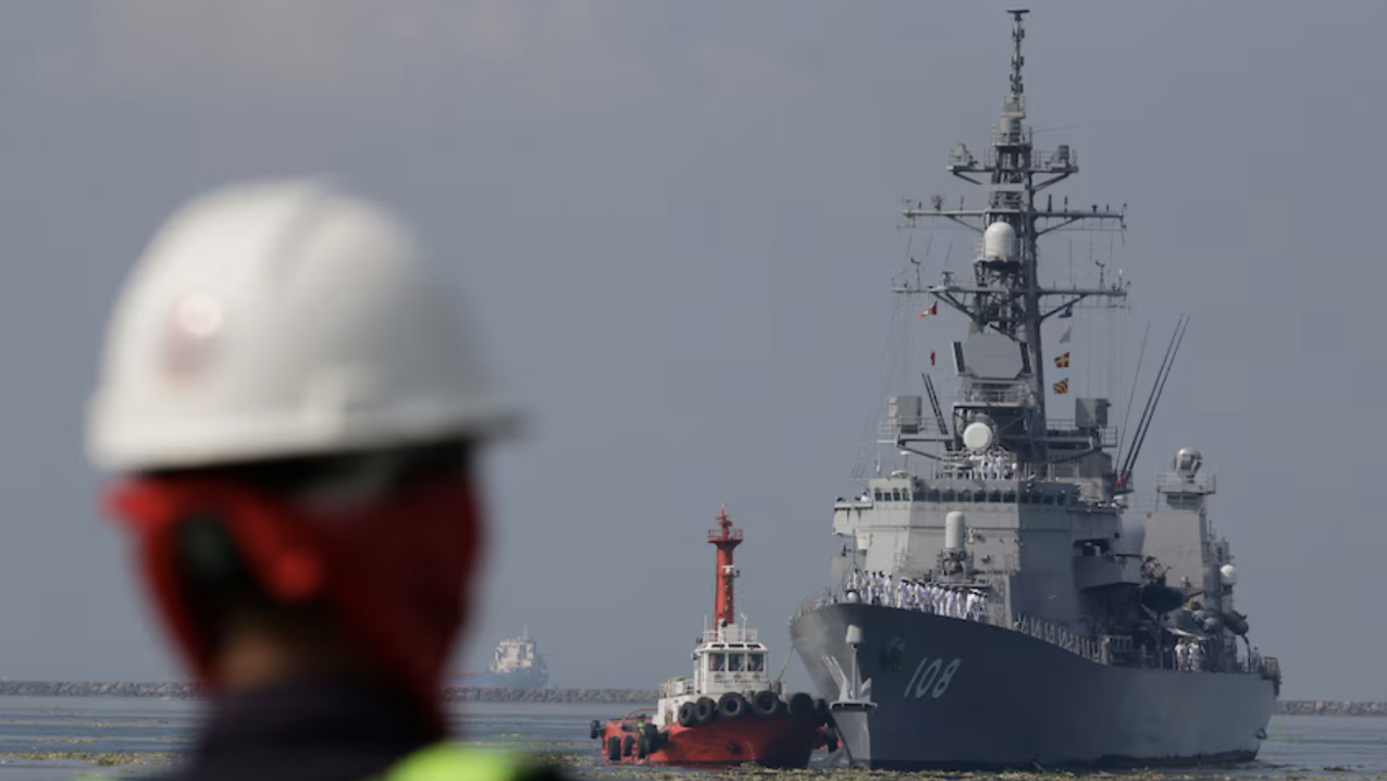 Tàu khu trục Nhật Bản Akebono trong một chuyến thăm cảng Manila tháng 9/2018. Ảnh: AP.