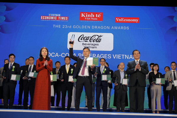 Ông Bùi Khánh Nguyên, Phó TGĐ Đối ngoại, Truyền thông và Phát triển Bền vững, thay mặt Coca-Cola Việt Nam nhận giải thưởng tại Lễ trao giải Rồng Vàng 2024