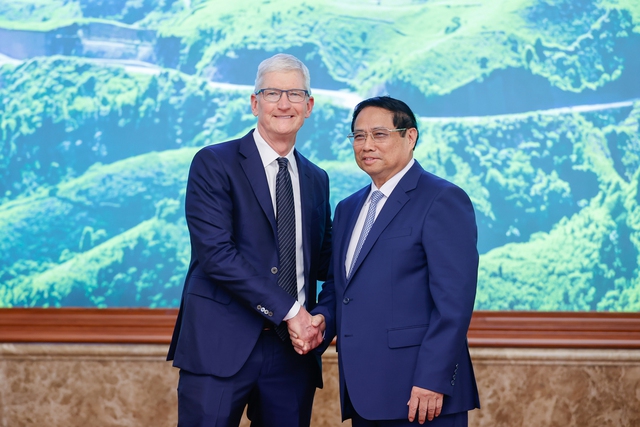 Thủ tướng Phạm Minh Chính và ông Tim Cook, Giám đốc điều hành Apple của Hoa Kỳ - Ảnh: VGP/Nhật Bắc