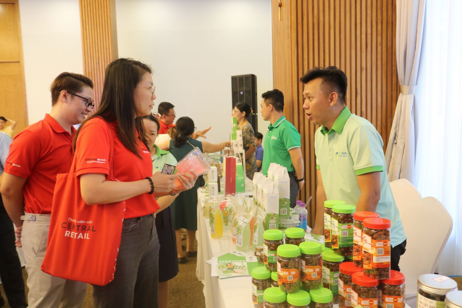 2 Chủ thể OCOP giới thiệu sản phẩm OCOP mủ trôm Ninh Thuận, kỳ vọng sớm được đưa hàng vào tiêu thụ tại hệ thống siêu thị GO!, Big C của Central Retail.jpg