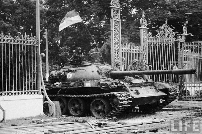 Xe tăng 843-Chiếc xe húc vào cổng Dinh Độc Lập