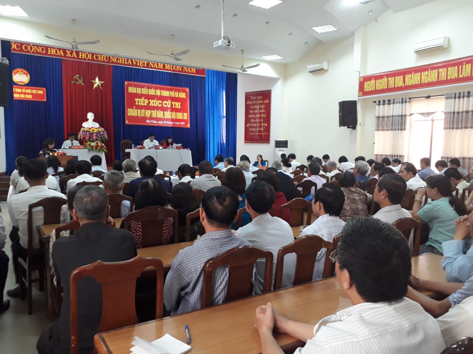 Tiếp xúc cử tri tại Đà Nẵng: "Nóng" vấn đề tham nhũng, đánh thuế 45% tài sản bất minh