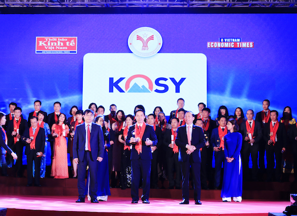 iến sĩ Nguyễn Việt Cường - Chủ tịch Tập đoàn Kosy nhận giải 