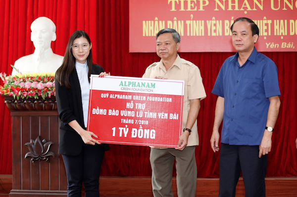 Bà Nguyễn Ngọc Mỹ - người sáng lập Quỹ Alphanam Green Foundation, trao 1 tỷ đồng hỗp/trợ đồng bào vùng lũ cho Ủy ban Mặt trận Tổ quốc tỉnh Yên Bái