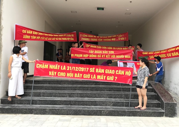 Mới đây hàng trăm cư dân sinh sống tại tòa chung cư Bảo Sơn Complex (TP Vinh, Nghệ An) đã đồng loạt tố chủ đầu tư chậm bàn giao căn hộ, thiếu các hạng mục công trình đã cam kết trong hợp đồng.