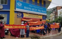 Hàng trăm khách hàng đội mưa đòi chủ đầu tư HQC Nha Trang giao nhà