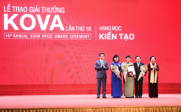 Phó Thủ tướng Vũ Đức Đam (bìa trái) và nguyên Phó Chủ tịch nước Nguyễn Thị Doan (bìa phải) trao giải thưởng Kiến tạo cho tác giả ba công trình nghiên cứu