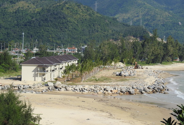 Ban Quản lý Khu kinh tế Vân Phong yêu cầu chủ đầu tư thanh thải toàn bộ khu vực đá khan được xây dựng trái phép để trả lại cảnh quan cho bãi biển Đại Lãnh