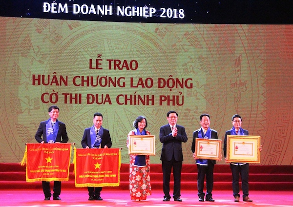 Ông Nguyễn Minh Nguyên - Phó tổng Giám đốc Công ty cổ phần đầu tư Văn Phú-Invest (thứ hai từ trái sang) đại diện cho đơn vị nhận cờ Đơn vị xuất sắc trong phong trào thi đua.