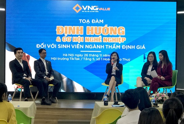 Bà Nguyễn Thanh Lịch – Giám đốc Công ty TNHH Thẩm định giá VNG chia sẻ tại toạ đàm