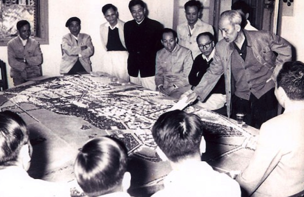 Và bức ảnh chụp Bác tại Hội nghị Quy hoạch xây dựng mở rộng Hà Nội ngày 16/11/1959 đã trở thành tư liệu vô giá của ngành quy hoạch xây dựng Thủ đô 