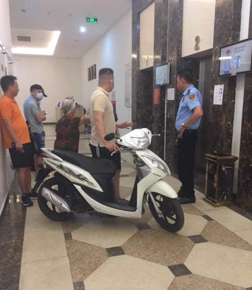 Cư dân buộc phải mang xe máy lên tầng 29 vì những quy định vô lý của đơn vị quản lý vận hành