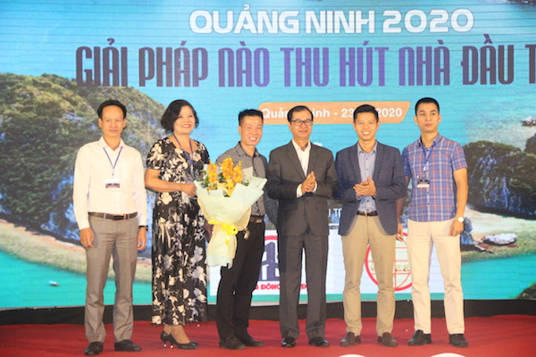 Ông Phạm Trung Hiếu – Trưởng Văn phòng đại diện và các thành viên trong Ban điều hành Văn phòng đại diện Hội môi giới BĐS Việt Nam tại Quảng Ninh cùng tiến lên sâu khấu để ra mắt với các quý vị đại biểu