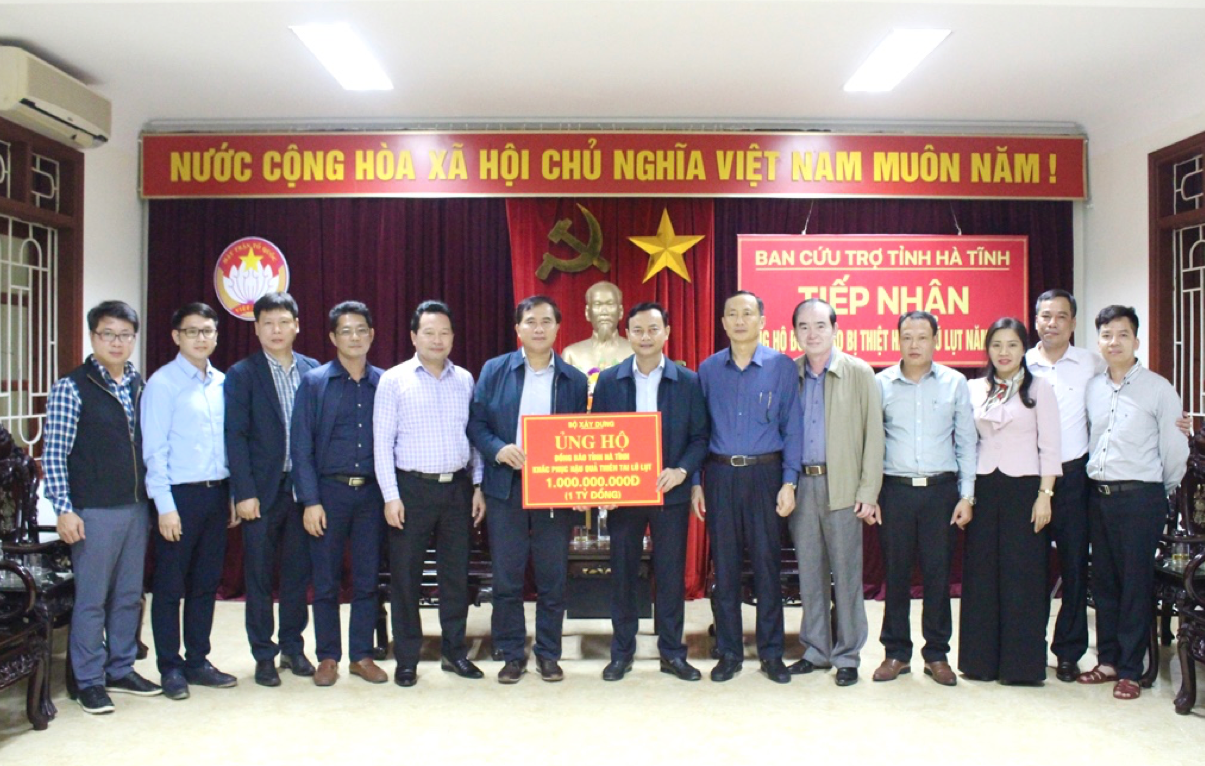 Bộ Xây dựng trao tặng UBMTTQVN tỉnh Hà Tĩnh 1 tỷ đồng gửi đến người dân bị thiệt hại do bão lũ