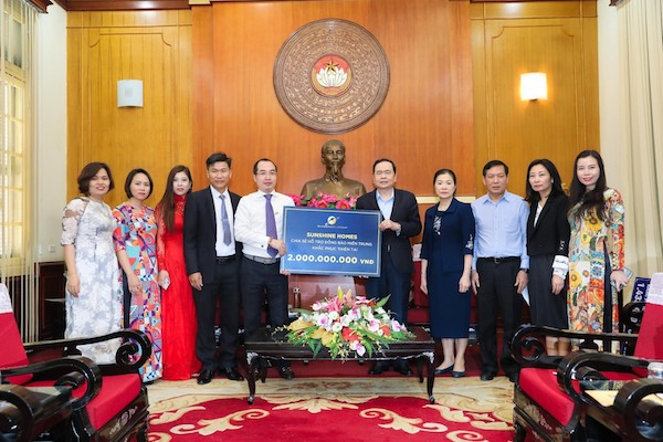 Chủ tịch MTTQ Việt Nam Trần Thanh Mẫn tiếp nhận 2 tỷ đồng tiền ủng hộ của Tập đoàn Sunshine