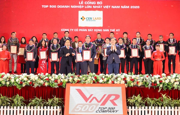 Ông Chu Hữu Chiến – TGĐ, đại diện Cen Land nhận giải thưởng “Top 500 Doanh nghiệp lớnp/nhất Việt Nam” năm 2020.