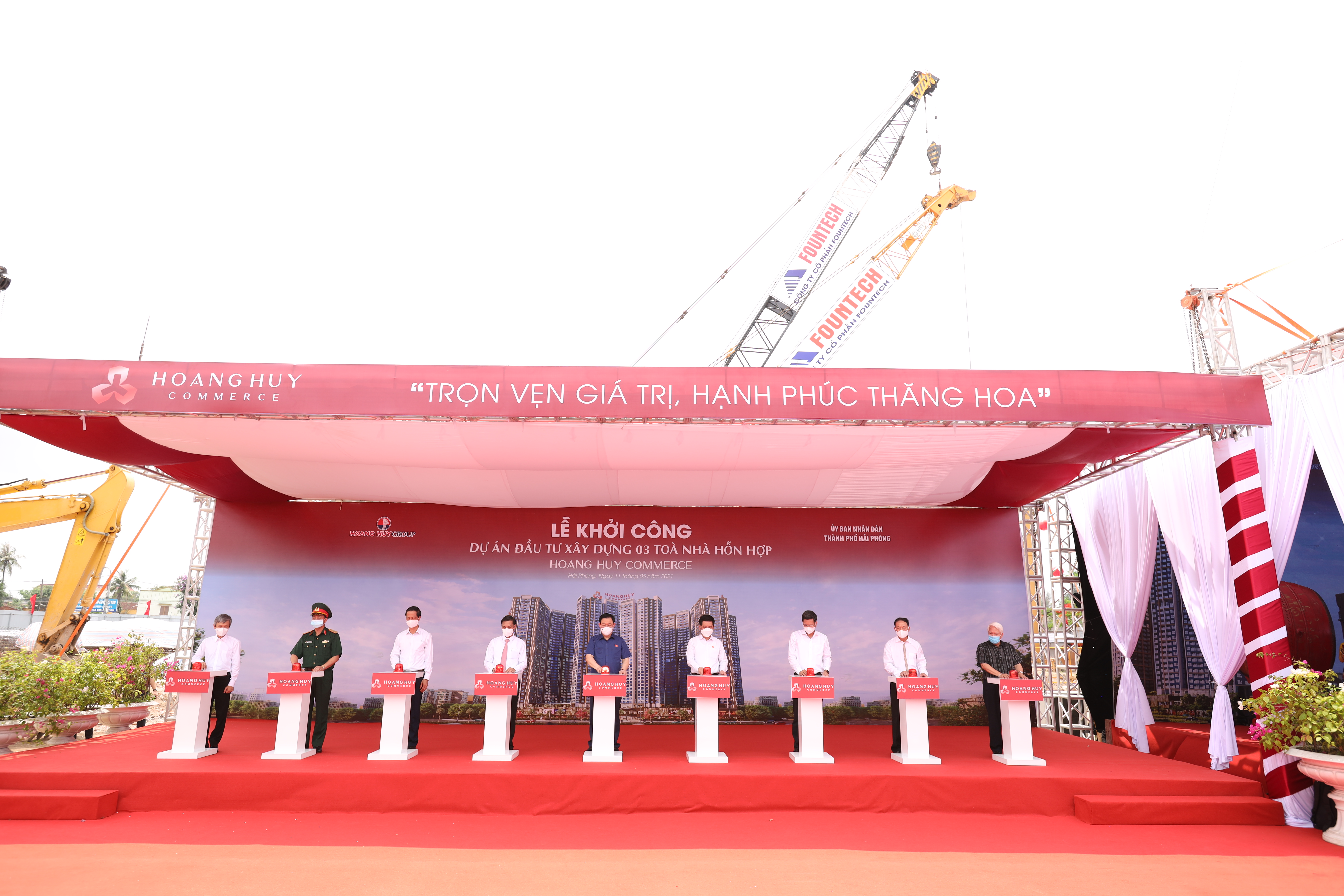 Các lãnh đạo Trung ương và Thành phố Hải Phòng cùng đại diện Tập đoàn Hoàng Huy bấm nút khởi công dự án.