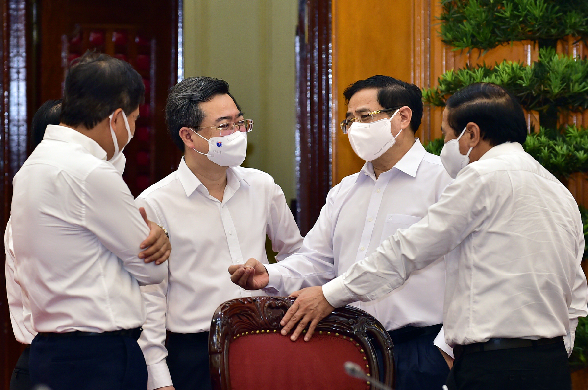 Thủ tướng Phạm Minh Chính trao đổi với Phó Thủ tướng Lê Văn Thành, Bộ trưởng Bộ Xây dựng Nguyễn Thanh Nghị và các đại biểu dự cuộc làm việc